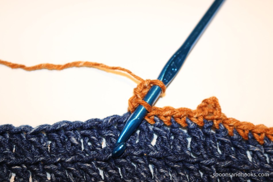 Free crochet pattern: Denim patchwork poncho